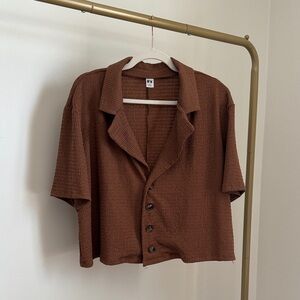 Cute cropped button up top.